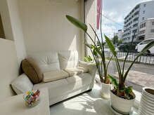 ジョリ ヘア(Joli hair)の雰囲気（白いソファーと観葉植物でゆったりと過ごせるリラックス空間。）