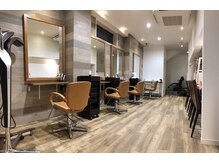 ヘアーフラージュ(Hair flage)の雰囲気（グレイッシュ・ウッディな店内は、柔らかな明るさで落着いた空間）