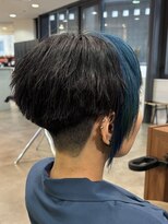 アウラ(AURA)&nbsp;刈り上げショートデザインカラーデザインカットブルー