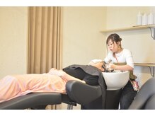 シュシュサロンドクワフュール(chouchou Salon de coiffure)の雰囲気（フルフラットシャンプー台でリラックスして施術させて頂けます）