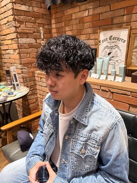 フォーコーナーズ(Four Corners) プードルパーマ/マッシュ/センターパート/波巻きパーマ