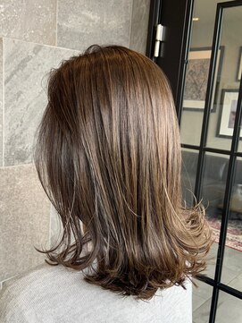 メゾン アヴァロ(Maison Avallo) #グレージュ　#外ハネロブ