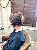 襟足すっきり丸みショート ツヤ髪ナチュラルアッシュブラウン