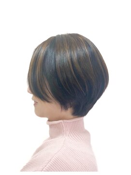 黄ぐまくん美容室 ショート　レイヤー　ボブ　前下がり