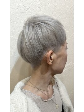 ブリーチ2回でつくるシルバーヘアー×刈り上げスタイル