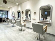 白を基調とした明るく清潔感のある店内#髪質改善