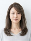 40代上品グレージュミディアム。白髪も馴染む外ハネ