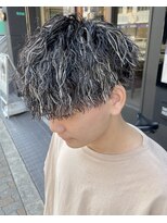 フリーク バーバーショップ 都島店(FREAK BARBER SHOP) 金メッシュ縦落ちツイストスパイラルパーマ王道モテマッシュ