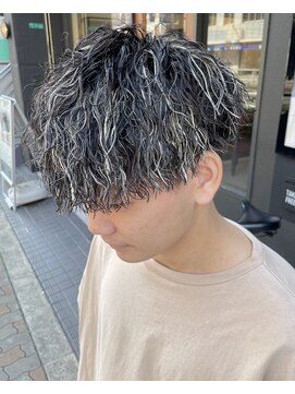 フリーク バーバーショップ 都島店(FREAK BARBER SHOP) 金メッシュ縦落ちツイストスパイラルパーマ王道モテマッシュ
