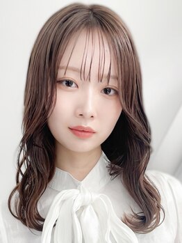 エトワローズ(Etowa Rose)の写真/白髪を隠すだけじゃない“魅せるカラー”へ。明るく艶やかなグレイカラーで品よく華やかなスタイルに＊
