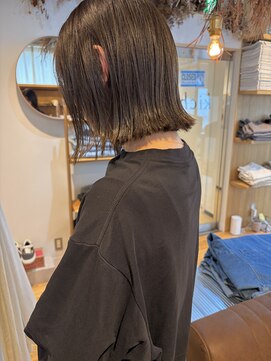 キチ(kichi.) [kichi.] オリーブベージュ×切りっぱなしボブ