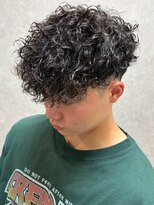 ディスイズバーバーフォース(THIS IS BARBER 4th)&nbsp;スペインカール フェードカット ツーブロック メンズパーマ 20代