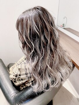 アンビ(ambi) ホワイトグレーバレイヤージュ