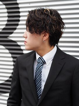 サン(3) ゆる波巻き　センターパート　メッシュ　黒髪　スーツ　2