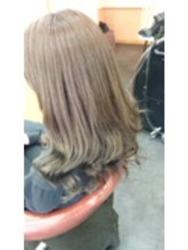 ヒトリシズカ ２トーンアッシュに毛先カール♪♪