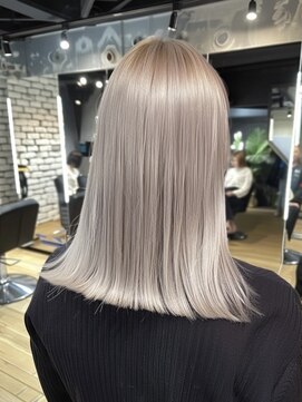 イル(iLe.) ブリーチ/ホワイトグレージュ/デジタルパーマ/フェザーパーマ