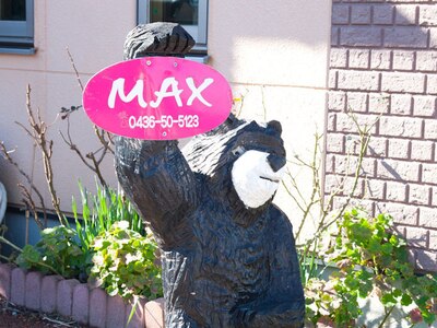 看板を持ったクマさんがお客様をお出迎え♪