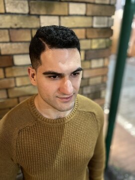 バーバーリング メソッド(BARBERING METHOD) 癖毛を生かしたナチュラルなフェード