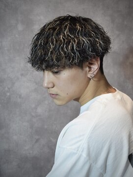 スウェルホワイト(SWELL WHITE) 波巻きスパイラルパーマ×ホワイトメッシュカラー　メンズパーマ