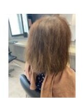 良くエイジングケア、なんて言葉を耳にしますよね。髪の毛も年齢とともに歳を取りエイジングしていきます。