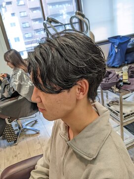 コワファーストナガサキシャンプーボーイ(COIFF1RST NAGASAKI SHAMPOO BOY) センターパート×フェザーパーマ