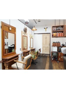 平日限定【カット＋カラー11000円→8800円】アンティーク風のこだわりの店内でゆったりお寛ぎください＊