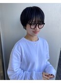 丸みショート前下がりセンターパートハンサムくびれショート