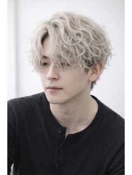 ヘアールーム アート(hair room a to by NYNY) ホワイトブロンド×波巻きパーマ