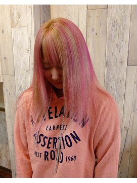 ヘアースペース ムーン(Hair Space MOON) ダブルカラー　ピンクのメッシュ入り