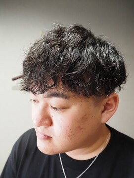 シュルムデイズ(surume daiz) ツイストスパイラルパーマ × スキンフェード