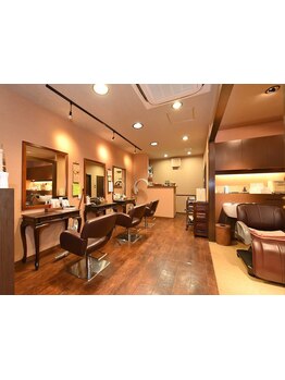 ブラウンを基調とした店内はゆったりと過ごせる癒し空間。あなただけのサロンタイムをお届けします♪