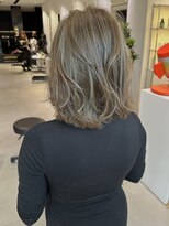 ステア ケース(stair case)&nbsp;大人ハイライト外ハネミニボブグレージュ