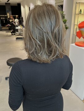 ステア ケース(stair case) 大人ハイライト外ハネミニボブグレージュ