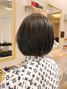 ワンアンドオンリー(One And Only) オリーブグレージュ艶カラー丸み小顔ショートボブ20代30代40代