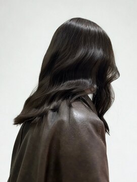 艶ダークカラー×波ウェーブで大人可愛く◎