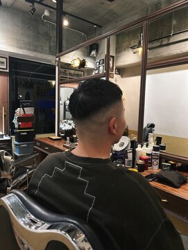 カムレイド フォー ライフ(COMRADE 4 LIFE) 横から見たクロップ  大人クロップ 渋い 清潔感 担当松尾