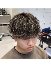 〈プードルパーマ×メンズハイライト〉強めのカールとハイライトが、学生に人気◎（men'sカット／ウルフ）