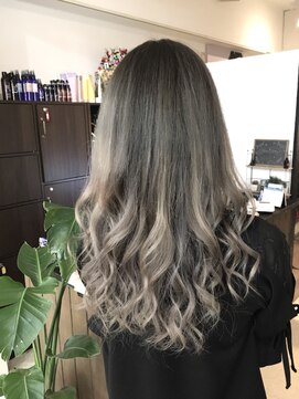 ラビス 浦和(Lovis) 魅力倍増カール/セミディ/シアーカラー/ダークアッシュ/姫カット