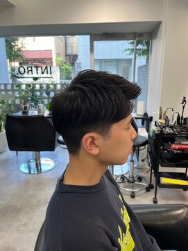 イントロバイフィーネ 渋谷(INTRO . by Fi-Ne) 刈り上げショート　アップバング　ビジネスツーブロックメンズ