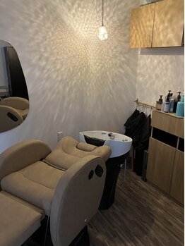 ヘアーアトリエ オー(hair atelier O)の写真/プライベートサロンだからできる個室空間での施術♪詰まりをほぐし、癒されながら健康的な美髪が叶う＊