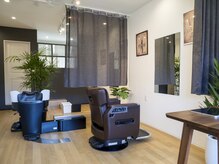 従来の理容室イメージを覆す、明るく快適なマンツーマン空間