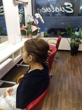 イヴァルヴ(EVOLVE) アップ大人可愛いすっきりノーブルヘアセットナチュラル