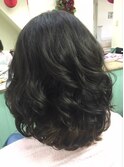 くせ毛を活かすミディアムカット