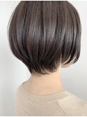 大人可愛いモノトーングレージュ小顔印象UPの大人ボブショート