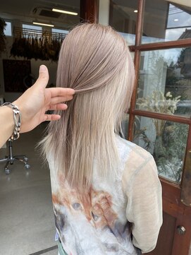 イング(ing) beige × white