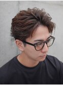 大人の抜け感を演出する、今トレンドのフェザーパーマ