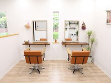 ファインド マイ ロッコ ヘアーデザイン(find my Rocco hair design)の雰囲気（白を基調にした明るい店内♪ゆったりとしたサロンタイムを―）