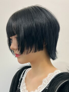ルネラトーキョー(RUNERA TOKYO) モード黒髪前髪ぱっつんショートウルフレイヤーカット髪質改善