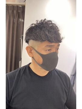 ドルクス 日本橋(Dorcus) 渋い大人緩パーマ　イケオジ　スペインカール　スキンフェード