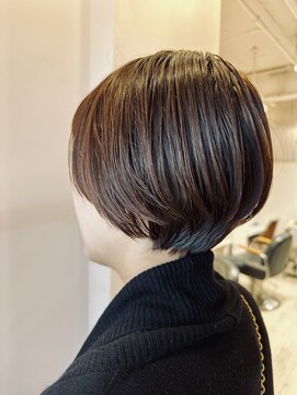 トレパルッキエーレ(tre parrucchiere) ［-tre-］マッシュショート×ツヤ感アッシュ